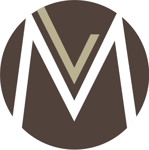 lettera M stilizzata, colori marrone, bianco, beige.